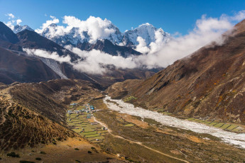Pangboche liegt umgeben von den Bergen des Himalaya. Hier findet sich ein Etappenort für Bergsteiger, die die Ama Dablam besteigen, sowie ein Kloster, das für einen angeblichen Yeti-Skalp berühmt ist. © Skazzjy