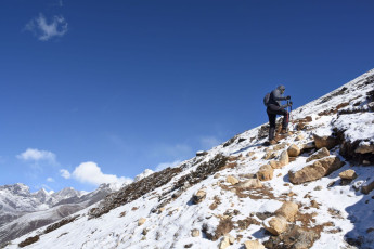 Ein Bergsteiger besteigt den Nangkartshang-Gipfel in der Khumbu-Region. Der Berg ist ein beliebtes Ausflugsziel mit spektakulärem Panoramablick auf viele umliegende Gipfel © Alexander Jung