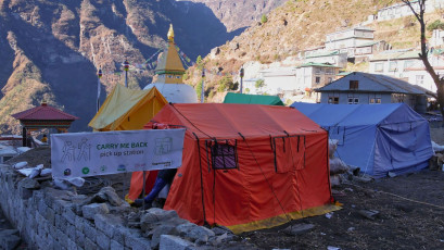 Das "Carry Me Back"-Projekt in Namche Bazaar wurde ins Leben gerufen, um das wachsende Abfallproblem in der Everest-Region anzugehen. Wanderer werden gebeten, eine kleine Tüte mit Abfällen mit nach Lukla zu nehmen. © Timon Schneider
