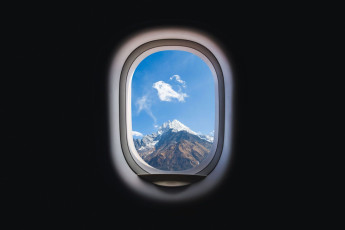 Das Himalaya-Gebirge aus dem Fenster eines Flugzeugs aus betrachtet. Wanderer auf dem berühmten Everest-Basislagerweg landen normalerweise auf der Landebahn in Lukla. © Mikhail Blavatskiy