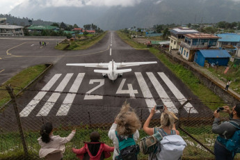 Ein Kleinflugzeug, bereit zum Abflug vom Flughafen Lukla. Die Landebahn ist kurz und steil und wurde schon als einer der gefährlichsten Flughäfen der Welt bezeichnet. Dies ist der Ausgangspunkt für Bergsteiger auf dem Weg zum Everest Basislager © SPmemory