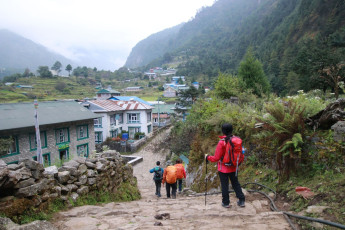 Touristen auf der Marktstraße von Lukla. Von dieser kleinen Siedlung aus brechen Bergsteiger auf ihrem Weg zum Everest-Basislager nach Phakding und Namche Bazaar auf. © SPmemory