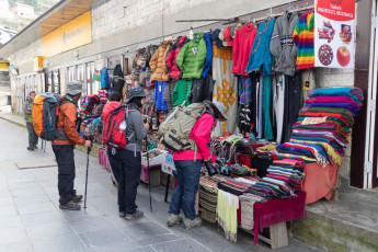 Wanderer, die sich Waren in einem Markt in Namche Bazaar ansehen, bevor sie den Weg zum Everest Basislager fortsetzen. Namche ist das wichtigste Handelszentrum der Khumbu-Region. © SPmemory
