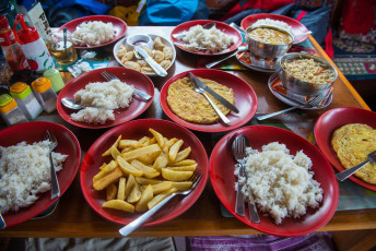 Eine Reihe von Gerichten für hungrige Bergsteiger. Obwohl das Essen in den Lodges im Himalaya eher einfach ist, sind die Gerichte immer reichhaltig und schmackhaft. © MosayMay