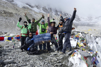 Bergsteiger, die ihre Ankunft im berühmten Everest-Basislager feiern. Es gibt zwei Basislager am Everest, das Südlager in Nepal und ein weiteres in Tibet © kaetana_istock