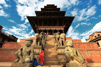 Malerische Impressionen der historischen buddhistischen Statue des Bhaktapur-Platzes, in Kathmandu (auch bekannt als die Stadt der Ergebenen) in Nepal © theJim999