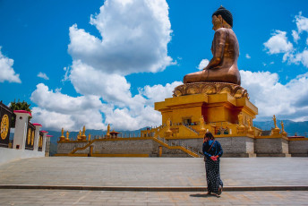 Der goldene Große Dordenma-Buddha ist eine riesige Shakyamuni (Gründer-Buddha-Statue) in den Bergen von Bhutan. Im Inneren der Statue befinden sich mehr als 100 000 kleine Buddha-Skulpturen aus Bronze und vergoldetem Gestein © shuttermuse
