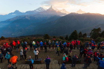 Der Aussichtspunkt Poon Hill ist einer der beliebtesten im Annapurna-Gebiet. Wanderer versammeln sich lange vor Sonnenaufgang, um das wunderbare Schauspiel der ersten Sonnenstrahlen über den Bergen zu beobachten © VittoriaChe