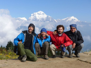Glückliche Wanderer lächeln auf dem Poon Hill in der Dhaulagiri Range in die Kamera. Er ist ein beliebter Aussichtspunkt für Trekker bei Sonnenaufgang, denn von hier aus ist der Blick auf das Annapurna-Gebirge besonders schön © Radim Štrobl