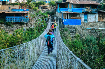 Tikhedhunga ist ein reizendes kleines Bergdorf mit einer Hängebrücke über dem Fluss und einem Wasserfall entlang des Weges nördlich des Dorfes. Von hier aus führt der Weg direkt nach Ghorepani © FotoGraphik