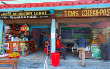 Das Trekking Information Management System (TIMS) in Birethanti, auf der Annapurna Sanctuary Trekking Route.  Alle Wanderer müssen zu Kontroll- und Sicherheitszwecken eine TIMS-Karte mit sich führen © AutumnSkyPhotography