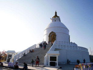 Die Shanti Stupa (Weltfriedenspagode) ist ein weltberühmtes Monument, etwas außerhalb von Pokhara, auf dem Anadu Hill, zu dem sowohl Gläubige als auch ausländische Besucher in großer Zahl pilgern © Tuayai
