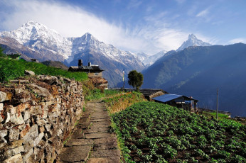 Die prächtigen Annapurna-Berge sind im Dorf Ghandruk allgegenwärtig, wohin man auch blickt. Auch der Fishtail Mountain kann von hier aus bewundert werden © Cn0ra