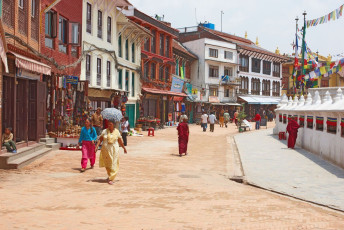In einer ruhigeren Straße in Kathmandu/Nepal geht das Leben für die Einwohner wie gewohnt voran © Urilux