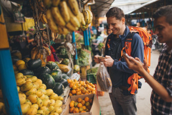 Besucher auf einem lokalen Markt, zwischen den Obst- und Gemüseständen. Aufgrund seiner vielfältigen Topographie wird in Nepal eine große Vielfalt an Obst und Gemüse angebaut © AleksandarNakic