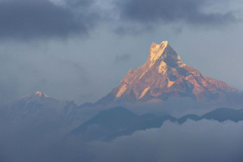 Von Ghandruk aus können Sie den Gipfel des “Fishtail Mountain” in seiner ganzen Pracht bewundern. Er ist ein Teil des Annapurna-Massivs und wird von den Hindus als heilig angesehen, da sie glauben, dass Shiva auf dem Gipfel wohnt. Daher ist es strengstens verboten, ihn zu besteigen - er bleibt unberührt © Radim Štrobl