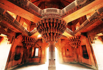 Prächtiger Königsthron aus rotem Sandstein im Saal des privaten Publikums in der UNESCO-Stätte Fatehpur Sikri, die ab 1570 vom Großmogulkaiser Akbar erbaut wurde