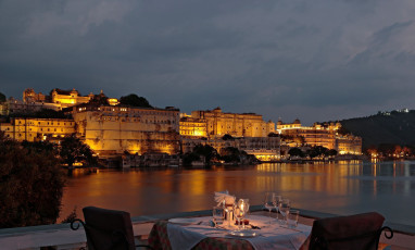 Abendessen bei Kerzenlicht in Udaipur mit Blick auf den Pichola-See und den Stadtpalast
