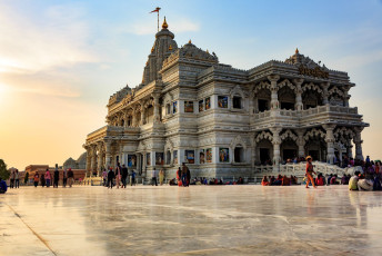Der Prem Mandir Tempel ist einer der schönsten Tempel in Vrindavan. Während des Holi-Festivals zieht der Ort viele Hindus und Touristen an