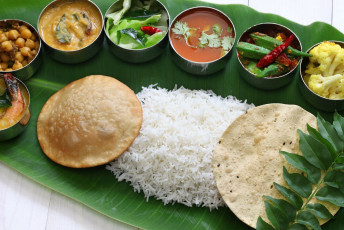 Die vegetarische Küche Keralas wird auf traditionelle Weise auf Bananenblättern serviert © bonchan