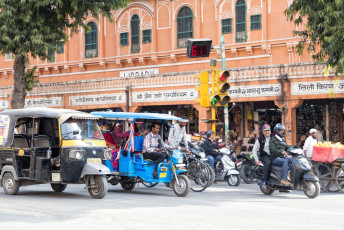 Straßenverkehrsszenen in Jaipur, mit verschiedenen Fahrzeugen wie Rikschas, Motorrädern und Motorrollern, Indien © Maciej Noskowski