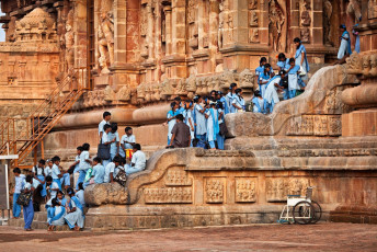 Lebhafte Schulkinder erklimmen während eines Ausflugs die Treppen des Brihadeeswarar-Tempels in Tanjore (Thanjavur), Tamil Nadu. © f9photos