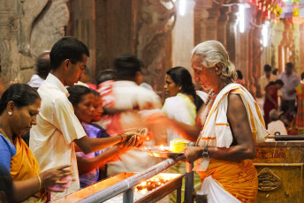Gläubige im Meenakshi-Amman-Tempel in Madurai, Indien, erbitten den Segen des Priesters © Arpad Benedek