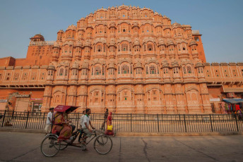Der Verkehr vor dem Hawa Mahal, dem Palast der Winde in Jaipur, Indien. - Bild von sihasakprachum