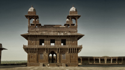 Diwan-i-Khas, die private Audienzhalle mit einer einzelnen massiven Säule, die  eine steinerne Plattform des Moguls Akbar trägt, Fatehpur Sikri, Uttar Pradesh, Indien © Manx-in-the-world