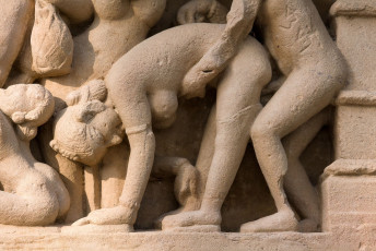 Eine aufreizende Abbildung, die in die Wände eines erotischen Tempels in Khajuraho, Madhya Pradesh, Indien, eingemeißelt ist. Der Tempel stellt das Konzept des Lebens dar, bei der kunstvolle Objekte eingesetzt werden, um etwas Inspirierendes zu schaffen © OlegD