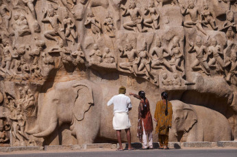 Reliefs an den Wänden eines Tempels aus dem 7. Jahrhundert in Mamallapuram, Südindien, , die eine Szene aus dem Mahabharata darstellen © © CRS PHOTO