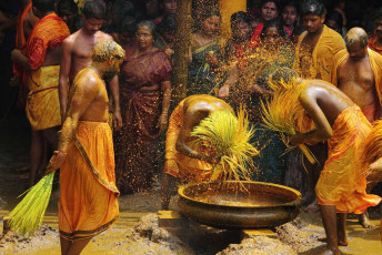 Während eines Festes im Vandimala-Tempel in Kerala vollziehen Jünger das uralte Ritual eines Kurkumabades, bei dem sie sich mit Kurkuma einreiben © AJP