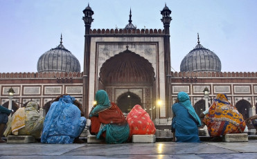 Ein Blick auf die Jama Masjid in der Abenddämmerung, in der muslimische Frauen gemeinsam das Gebet verrichten, in Delhi, Indien © sabirmallick