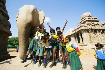 Glückliche Schulkinder vor den Panch Rathas, in der UNESCO-Weltkulturerbestätte von Mamallapuram in Südindien © Jan Otto
