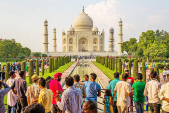 Besucher beim Taj-Mahal-Komplex, Agra - Foto von Dmitry Strizhakov