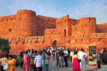 Haupteingang zum Roten Fort in Agra. Das Rote Fort ist eines der größten touristischen Höhepunkte in Agra - Foto von lebelmont