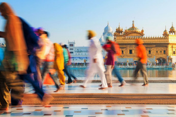 Eine Gruppe Sikhpilger läuft am Heiligen See, Goldener Tempel, Amritsar - Foto von szefei