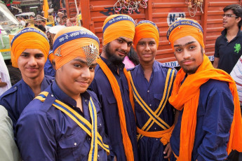 Junge Sikhs nehmen an der Guru-Nanak-Gurpurab-Feier in Amritsar teil. Dieses Fest feiert die Geburt des ersten Sikh-Gurus - Foto von Don Mammo