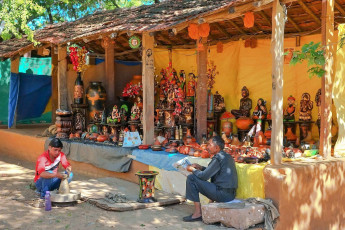 Einheimische Inder machen und verkaufen Keramiksouvenirs auf dem typischen, asiatischen, örtlichen Souvenirstraßenmarkt, Udaipur - Foto von Moroz Nataliya