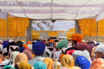 Sikhismus-Anhänger betreten den Gurdwara (Goldener Tempel), Amritsar - Foto von 16singha