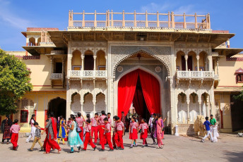 Schulkinder bei ihrem Kulturausflug im Stadtpalastkomplex in Jaipur - Foto von Don Mammoser