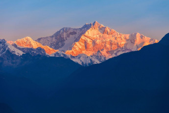 Nahansicht des Kangchenjunga von Pelling in Sikkim, Indien – Foto von saiko3p