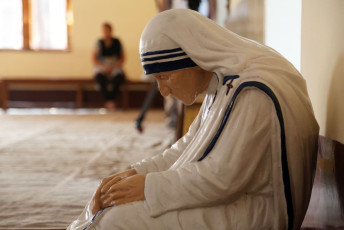 Die Statue von Mutter Teresa in der Kapelle des Mother House, Kolkata. Die Statue wurde in der Pose angefertigt, wie die Mutter betete — Foto von zatletic