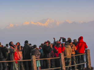 Touristen auf einem Wanderweg in Darjeeling schauen sich den Himalaya in der Dämmerung an - Foto von amlanmathur