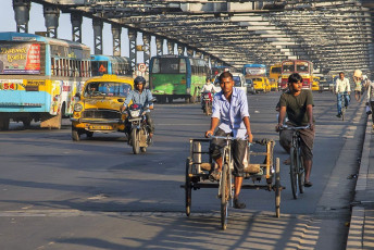 Verkehr auf der berühmten Howrah-Brücke in Kolkata - Foto von LUKASZ-NOWAK1
