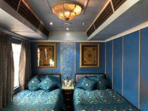 Die neu eingerichteten Zweibettzimmer im Palast auf Rädern mit blauem Interieur und passendem Bettzeug. © Dave Brett / Flickr