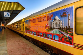 Der Palast auf Rädern auf Gleis 3 des Bahnhofs von Udaipur, hier am Welttourismustag zu sehen. © Amit kg