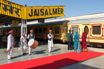 Musiker spielen auf dem Bahnsteig traditionelle indische Melodien, um die Passagiere des Palastes auf Rädern zu begrüßen © Mazur Travel