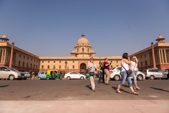 Ausländische Touristen schlendern am Nordblock im Stadtteil Lutyen's in Delhi entlang. Der Nord- und der Südblock sind identisch und stehen sich gegenüber. Sie wurden von Sir Herbert Baker, dem berühmten britischen Architekten, entworfen.
