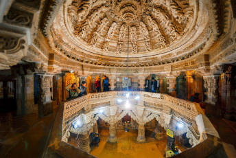 Einer der sieben Jain-Tempel aus gelbem Sandstein im Fort Jaisalmer. Die große Kuppel dieser Kammer ist mit Figuren aus der Hindu-Mythologie verziert. Diese Tempel gelten als architektonische Wunderwerke. Jeder Raum ist mit kunstvollen Verzierungen von Tieren und Menschen geschmückt.